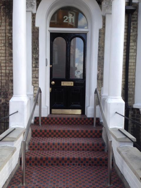 West Kensington 3 Bedroom Apartment Лондон Екстериор снимка